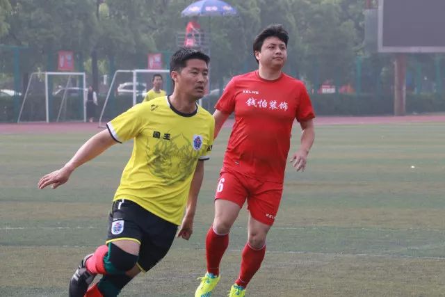 图片报：赛巴里与穆西亚拉、戴维斯一起进行康复训练